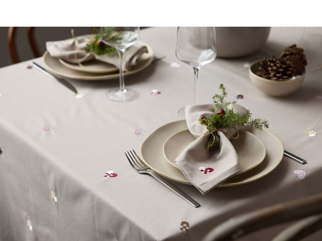 Juledug 140x320 Christmas Hearts Embroidery Rose