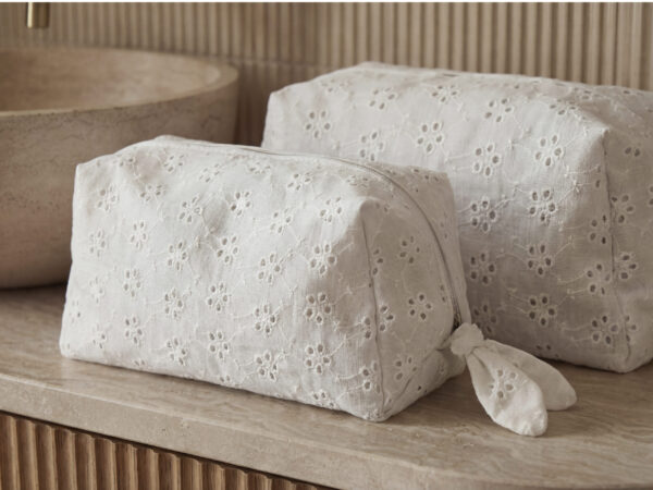 Kosmetikpung Weekend Stories  Suite One White