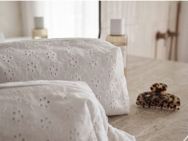 Kosmetikpung Weekend Stories  Suite One White